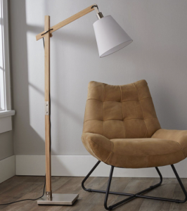 La belleza simple de una lámpara de pie de madera