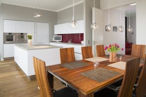 La moderna lámpara plana para cocina